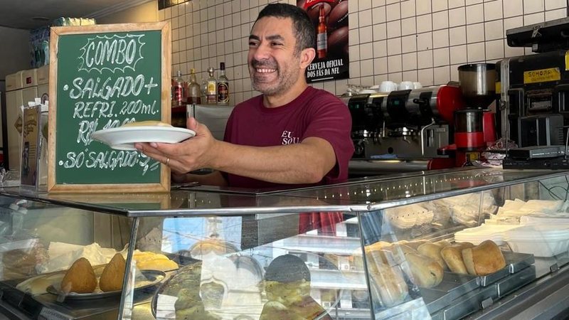Farle dos Santos pratica a fórmula do bom atendimento - Divulgação / Abrasel