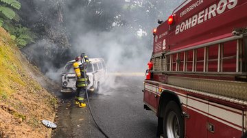 Segundo os bombeiros, o motorista conseguiu sair ileso do veículo - Divulgação/Corpo de Bombeiros