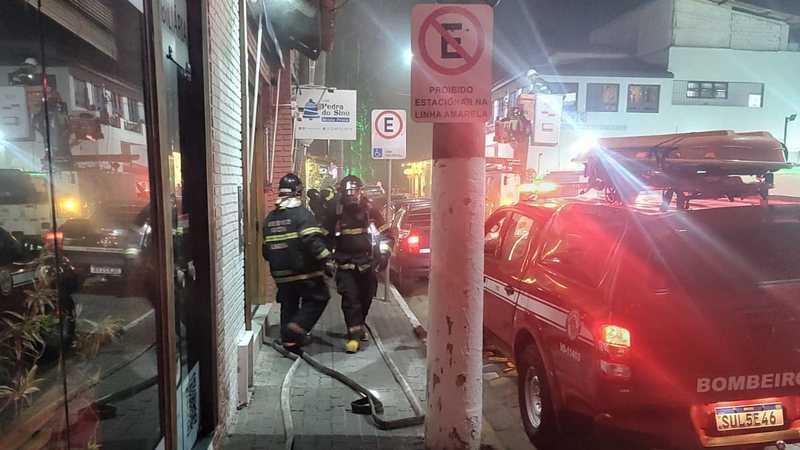 Incêndio atingiu loja e policiais controlaram chamas com extintores - Divulgação/11ºGB