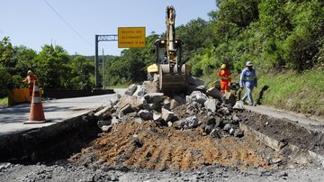 Concessionária orienta os motoristas a reduzirem a velocidade ao trafegar por trechos em obras - Divulgação/Ecovias Imigrantes