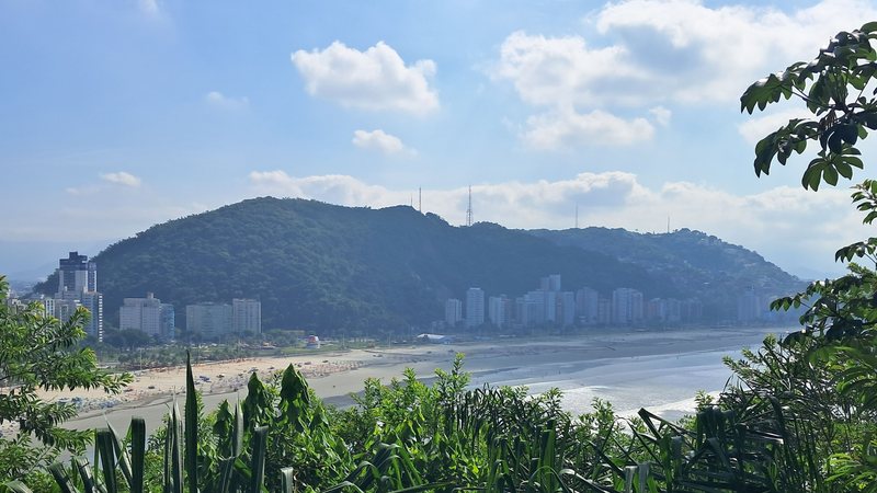 Nuvens devem estar sempre presentes, mas fim de semana promete ser aproveitável no litoral de SP - Esther Zancan