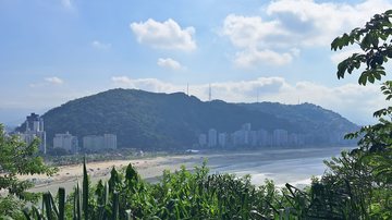 Nuvens devem estar sempre presentes, mas fim de semana promete ser aproveitável no litoral de SP - Esther Zancan