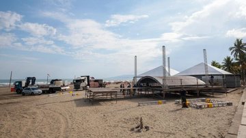Estrutura para a gravação do programa do SBT foi erguida ao lado da praça Duque de Caxias - Prefeitura de Praia Grande
