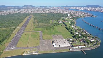 Obras contemplaram a conclusão da pista de taxiamento, pousos e decolagens - Prefeitura de Guarujá