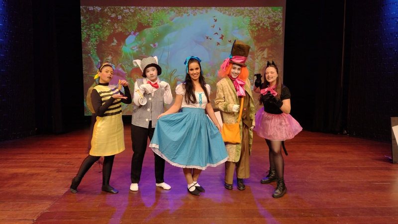 Peça propõe um reencontro de Alice com figuras icônicas do clássico, em montagem que mescla sonho e amadurecimento - Divulgação