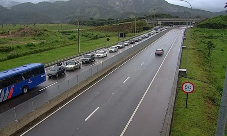 Rodovia foi bloqueada após o volume acumulado de chuva ultrapassar os limites de segurança - Reprodução/Concessionária de Tamoios