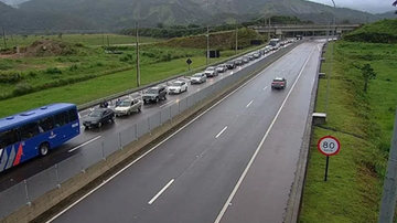 Rodovia foi bloqueada após o volume acumulado de chuva ultrapassar os limites de segurança - Reprodução/Concessionária de Tamoios