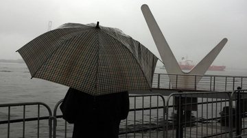 Previsão indica que o guarda-chuva só vai ter descanso nestas terça (22) e quarta-feira (23) - Francisco Arrais/Prefeitura de Santos