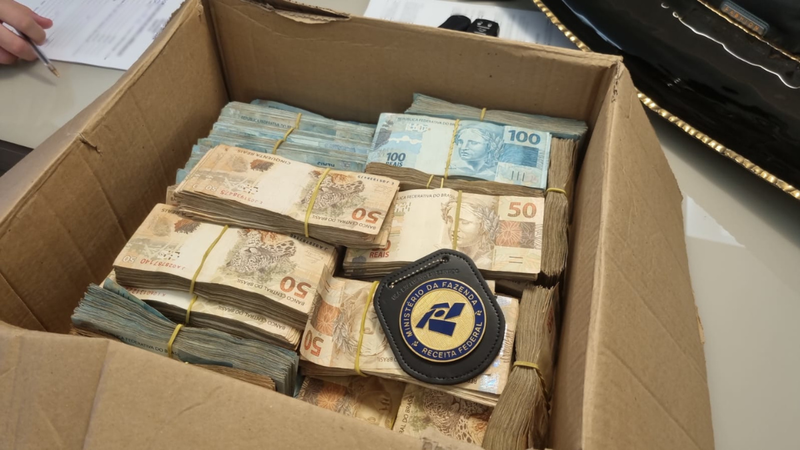 Foram apreendidos dinheiro, relógios, máquinas de cartão e um caderno com anotações - Divulgação/Receita Federal