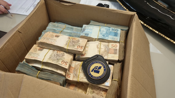 Foram apreendidos dinheiro, relógios, máquinas de cartão e um caderno com anotações - Divulgação/Receita Federal