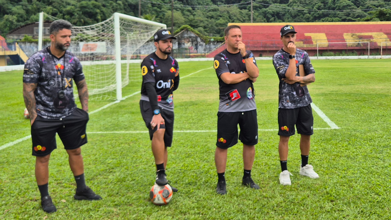 Quem comandará a equipe será o técnico Adriano Piemonte (terceiro da esquerda para direita) - Divulgação/Tática Assessoria