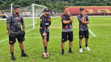 Quem comandará a equipe será o técnico Adriano Piemonte (terceiro da esquerda para direita) - Divulgação/Tática Assessoria