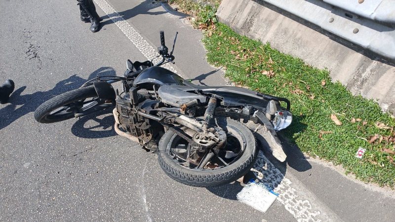Ambos os veículos envolvidos permanecerem na segunda faixa da pista até o fim da ocorrência - Reprodução/Artesp