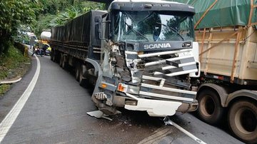Os três condutores dos caminhões saíram ilesos - Reprodução/Artesp