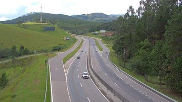 Trecho de planalto da rodovia dos Tamoios - Concessionária Tamoios