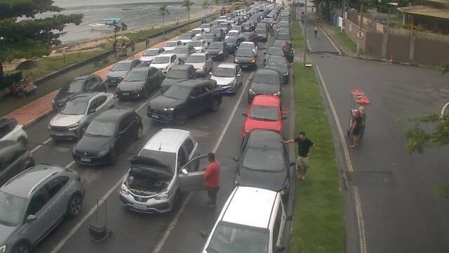 Fila da balsa em Ilhabela nesta tarde de feriado de Tiradentes, 21 de abril - DH
