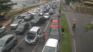 Fila da balsa em Ilhabela nesta tarde de feriado de Tiradentes, 21 de abril - DH