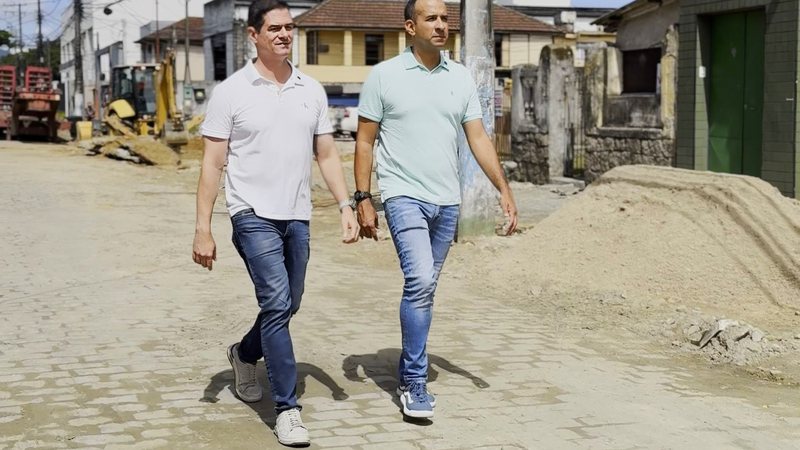 Acompanhado por autoridades municipais,  deputado visitou o canteiro de obras - Foto: Lucas Abreu