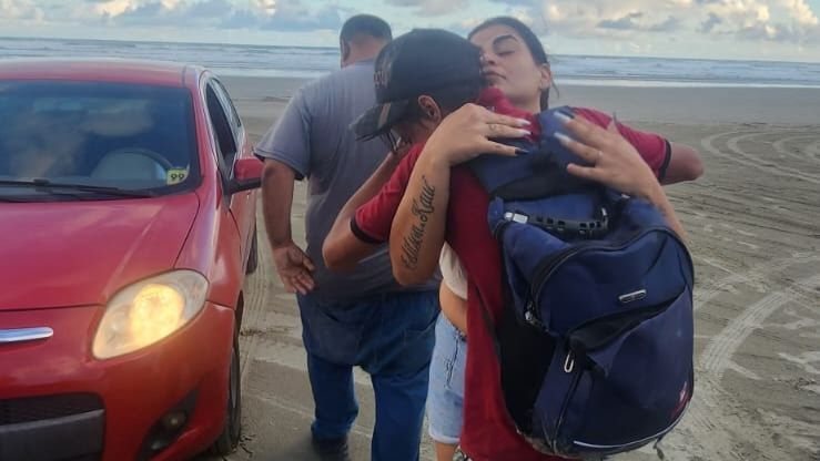 Família do adolescente logo chegou ao local - Divulgação/Prefeitura de Bertioga