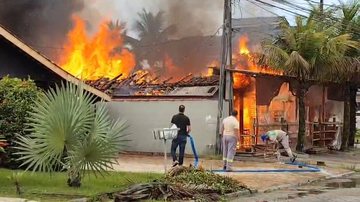 Estabelecimento foi  destruído pelas chamas - Reprodução/Aconteceu em Bertioga