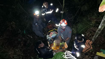 Bombeiros iniciaram o resgate mesmo com a ausência de iluminação - Divulgação/Corpo de Bombeiros