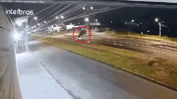 Imagens de câmera de segurança mostram o momento em que o veículo perdeu o controle - Reprodução/Redes Sociais