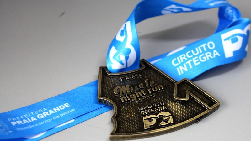 Juntas, as medalhas das oito corridas de 2025 formarão uma mandala - Divulgação/Pedro Sbravatti/Prefeitura de Praia Grande