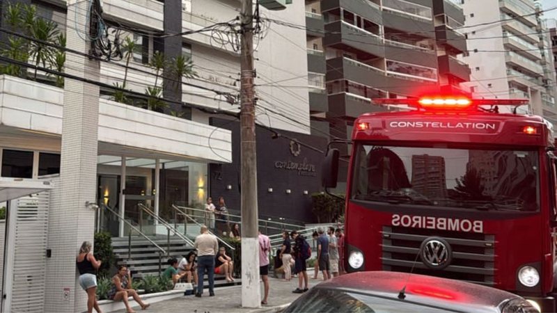 Moradores já haviam controlado a situação quando os bombeiros chegaram - Reprodução/Praia Grande Mil Grau