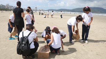 Alunos do quinto ano participaram de ação na praia do Gonzaga - Raimundo Rosa/Prefeitura de Santos
