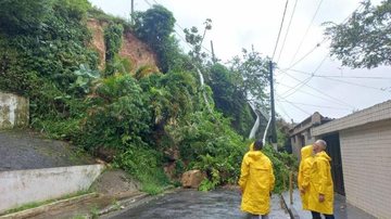 Moradores de áreas de risco devem ficar atentos a sinais como rachaduras no solo e inclinação de árvores - Imagem ilustrativa/Prefeitura de Santos