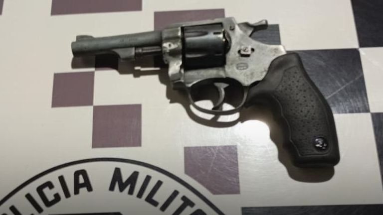 Um revólver calibre .32 foi apreendido durante a operação - Divulgação/Polícia Militar