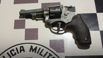 Um revólver calibre .32 foi apreendido durante a operação - Divulgação/Polícia Militar