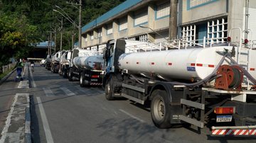 Nos últimos dias, foi aumentado o número de caminhões-pipa na cidade - Divulgação/Prefeitura de Guarujá