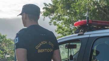 Homem tenta fugir pelo telhado de escola em Bertioga, cai e é preso pela GCM