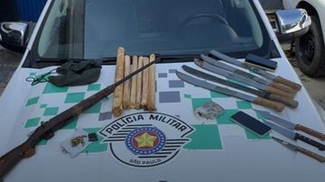 Fiscais ambientais apreenderam palmito juçara cortado, ferramentas e armamento em área protegida - Divulgação/Polícia Militar