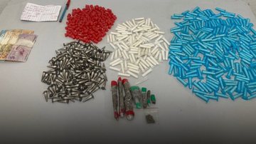Drogas estavam fracionadas e embaladas para a prática de comercialização ilícita - Divulgação/Polícia Militar