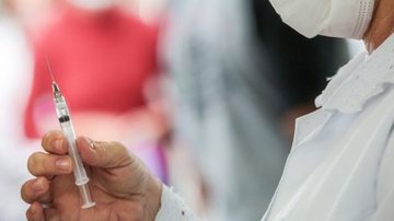Dose da vacina contra a influenza é trivalente e imuniza contra três tipos de vírus gripais - Prefeitura de Praia Grande