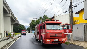 Fogo se alastrou pelo pavimento térreo e as chamas consumiram a sala e parte da cozinha - Divulgação/11ºGB