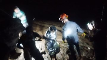 Seis pessoas ficaram ilhadas na costeira da praia de Barequeçaba e foram resgatadas - Divulgação