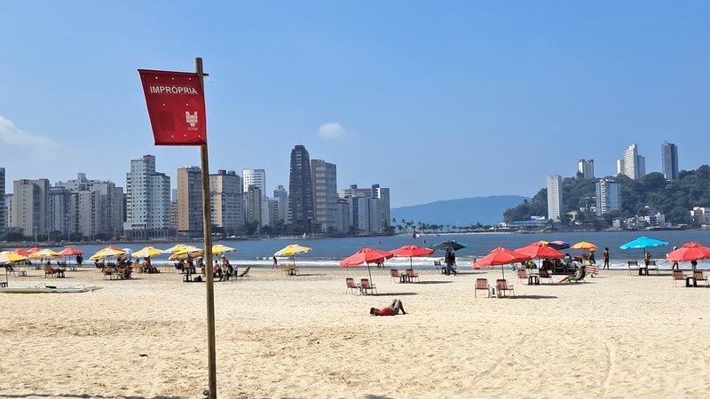 Praia do Gonzaguinha, em São Vicente, com bandeira vermelha na Baixada Santista - Esther Zancan