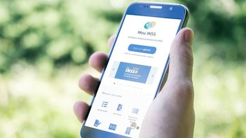 Celular com o aplicativo Meu INSS aberto
