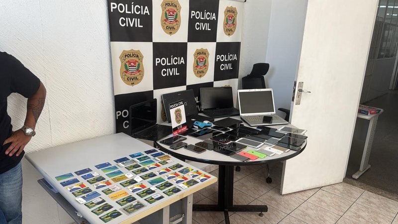 Polícia Civil encontra drogas e central de golpes em casa de São Vicente