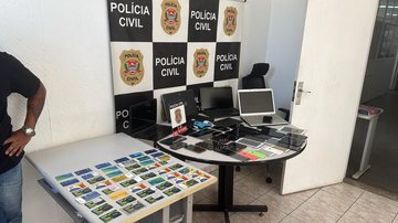 Operação resultou na prisão de um homem e na apreensão de drogas, eletrônicos e cartões - Divulgação Polícia Civil