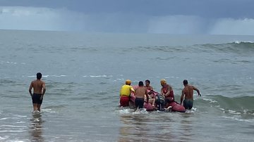 Moradores apoiaram no resgate da jovem, que foi arrastada por uma corrente de retorno próximo à costeira - Rubia Sanches