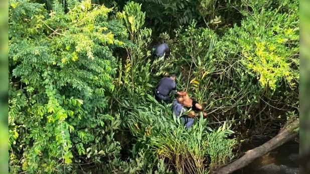 Helicóptero Águia auxiliou equipes terrestres da PM a localizar o suspeito em área de mata de Praia Grande - Reprodução/Polícia Militar