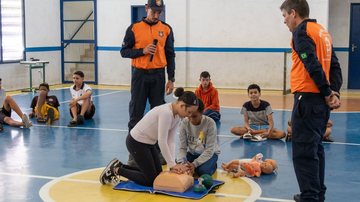 Atividade ensinou como agir em casos de queda, desmaio e engasgo - Divulgação/Bruno Vicente/Prefeitura de São Sebastião