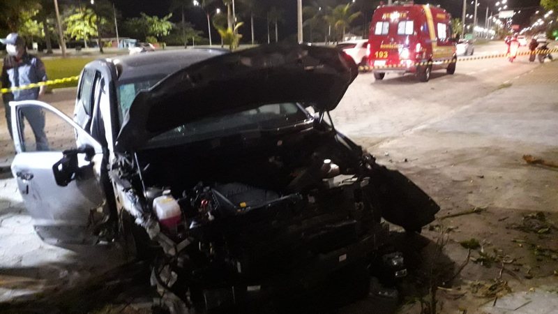 Carro bate em muro, roda na calçada e deixa casal ferido, em Caraguatatuba