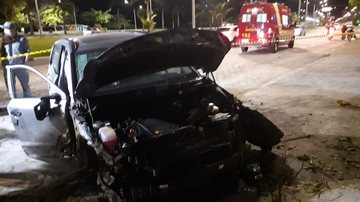 Carro bate em muro, roda na calçada e deixa casal ferido, em Caraguatatuba