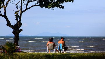 Casal contempla paisagem da praia do Porto Novo, na região sul de Caraguatatuba - Reginaldo Pupo