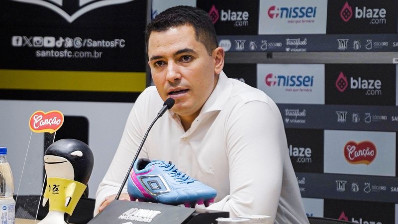 CEO do Santos deve pedir demissão nesta terça-feira (27), afirma jornalista